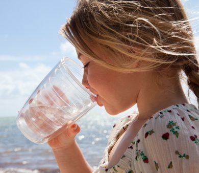 5 dicas para aumentar a ingestão de água do seu filho