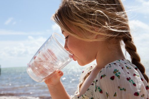 5 dicas para aumentar a ingestão de água do seu filho
