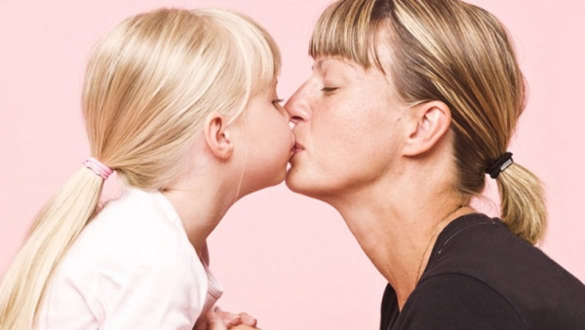 Pode ou não pode beijar os filhos na boca?