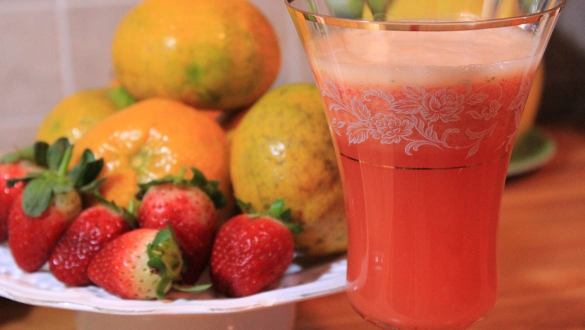 Suco de tangerina com morangos