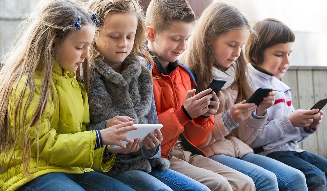 Telas e crianças: Riscos da exposição aos eletrônicos